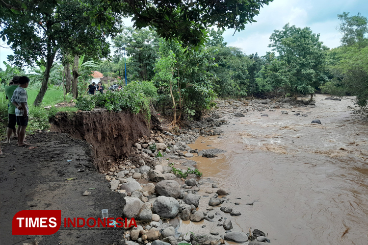 Akibat Hujan Deras, Jalan Beraspal di Desa Kaliacar Probolinggo Terputus