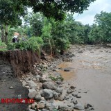 Akibat Hujan Deras, Jalan Beraspal di Desa Kaliacar Probolinggo Terputus