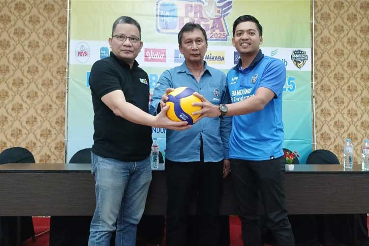 Manajer Bandung BJB Adik Rega Pahala dan Wakil Ketua Proliga Reginald Nelwan usai press conference. (Foto: PBVSI)