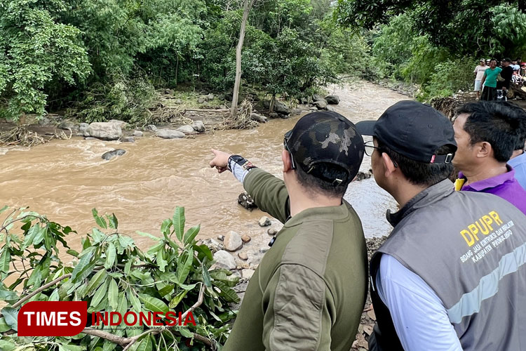 Gus Haris dan Kapolres Probolinggo Tinjau Lokasi Banjir, Temui Warga Terdampak dan Salurkan Bantuan