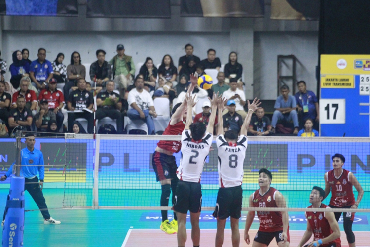 Pemain LavAni Transmedia (merah) berhasil menundukkan Garuda Jaya dalam lanjutan PLN Mobile Proliga 2025 di GOR Jalak Harupat Bandung. (Foto: PBVSI)