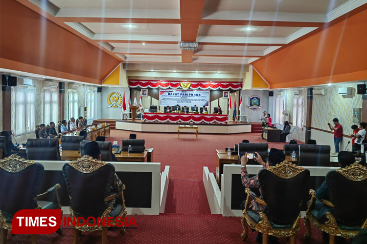 Suasana Rapat Paripurna DPRD Morotai mengumumkan penetapan Bupati-Wakil Bupati Morotai periode 2025-2030. Jumat (7/2/2025). (Foto: Munces For TIMES Indonesia).