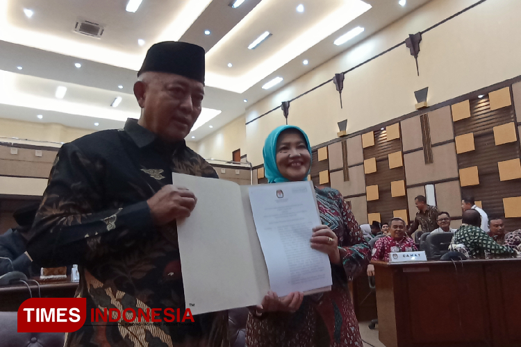 Penyerahan-SK-Penetapan-oleh-Ketua-KPU-Kabupaten-Malang-c.jpg