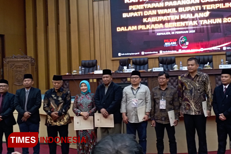 Penyerahan-SK-Penetapan-oleh-Ketua-KPU-Kabupaten-Malang-f.jpg