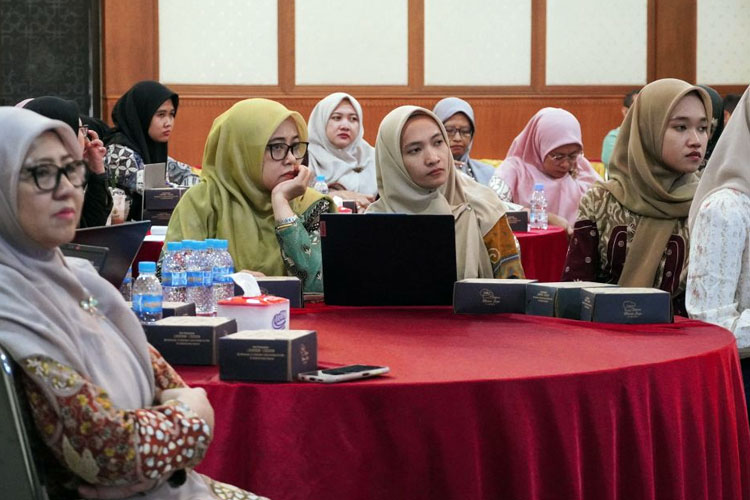 Peserta-diskusi-menyimak-materi-yang-disampaikan-oleh-narasumber.jpg