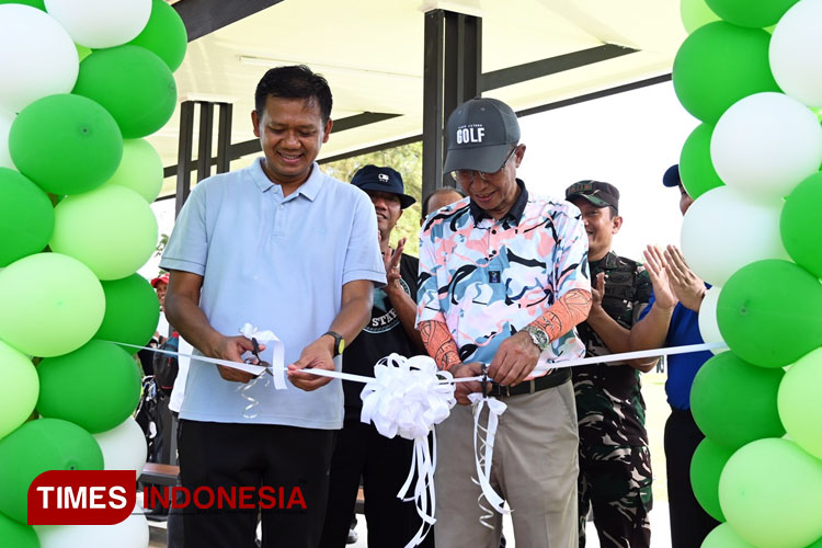 Pj Bupati Banjarnegara Muhammad Masrofi saat meresmikan driving range golf Mrica. (Foto: Kominfo Banjarnegara for TIMES Indonesia)