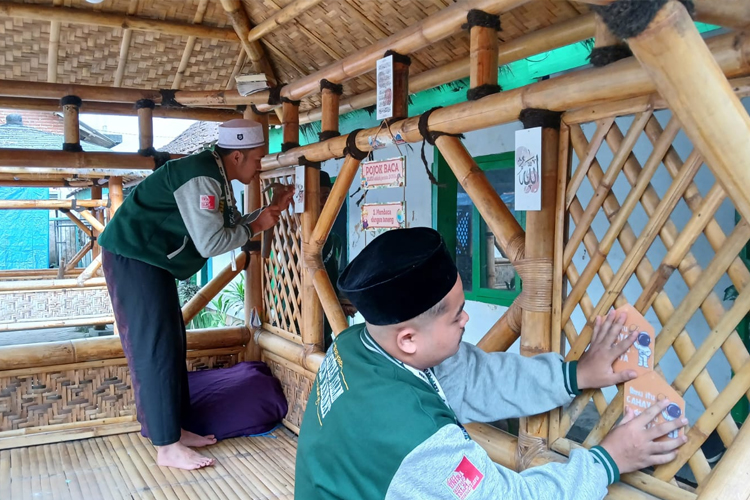 Pojok Baca di salah satu sudut Pondok Pesantren Babussalam, Pagelaran, Kabupaten Malang yang diinisiasi oleh mahasiswa KKN Unira Malang. (Foto: dok Unira)