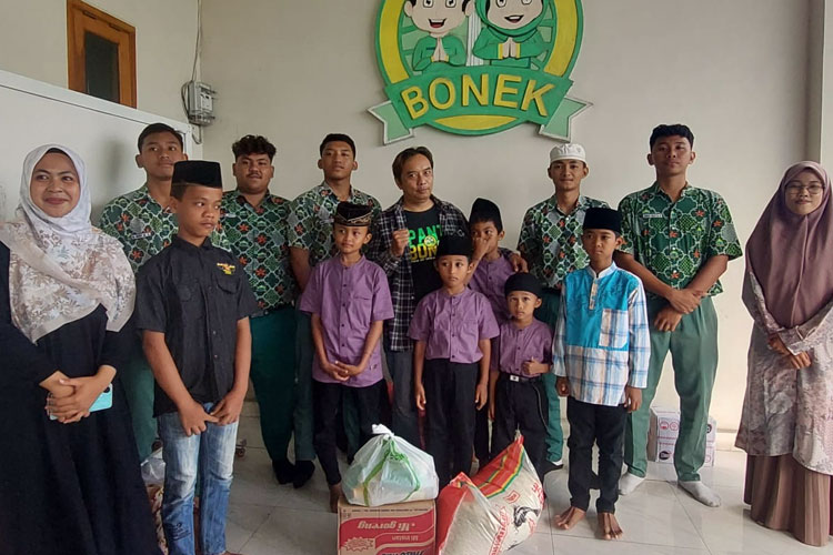 Santri SMASIF Bumi Shalawat saat melakukan kunjungan ke Panti Asuhan Bonek, di Kawasan Cemeng Bakalan, Kecamatan Sidoarjo, Kabupaten Sidoarjo. (Foto: Dok.SMASIF)