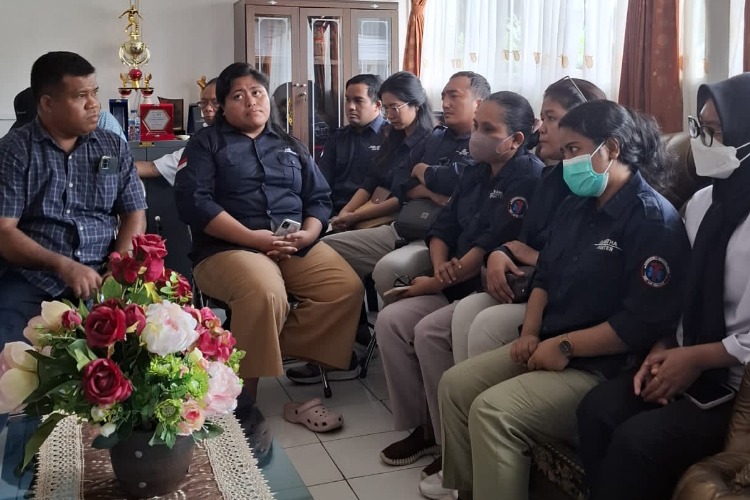 Sejumlah Tim medis RSUD UR Waingapu saat bertemu Komisi C DPRD Sumba Timur. (FOTO: Sekwan DPRD Sumba Timur for TIMES Indonesia)
