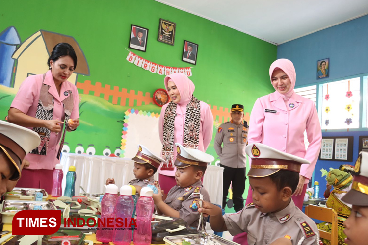 Intip Keseruan Pengurus Yayasan Kemala Bhayangkari Jatim di TK Kemala Bhayangkari 34 Banyuwangi