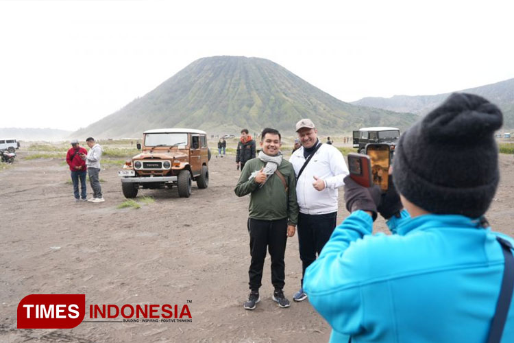 Sejumlah wisatawan menikmati suasana di kawasan wisata Gunung Bromo, Jawa Timur.