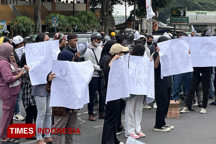 Aliansi Arek Ngalam Demo Tuntut Adili Jokowi