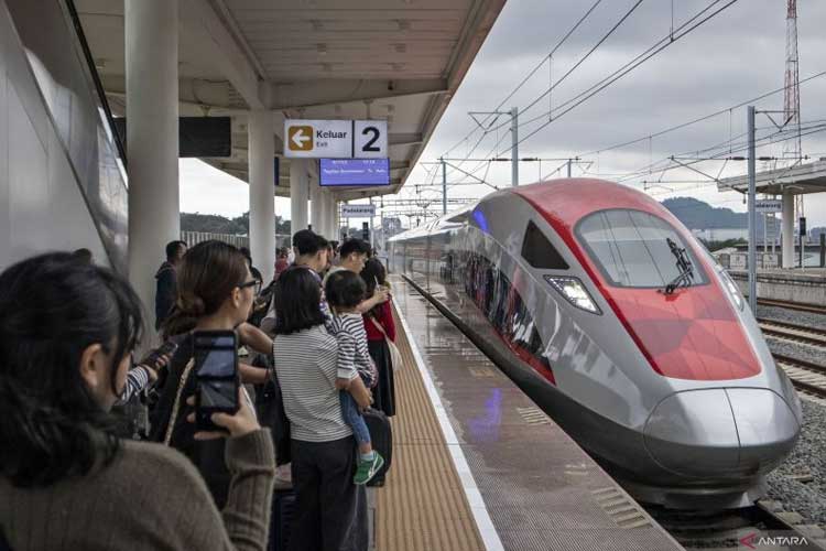 Kereta Cepat Whoosh Catat 7,8 Juta Penumpang, Kini Beroperasi Tiap 30 Menit