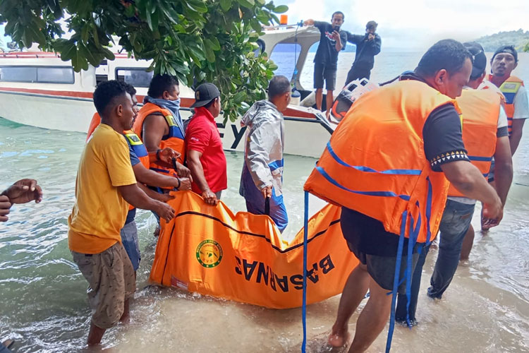 Jasad Sahril Helmi, korban ledakan speedboat Basarnas Ternate, pada Minggu (2/2/2025) lalu, saat dievakuasi oleh tim SAR dari Desa Sabatang, Halmahera Selatan, Sabtu (8/2/2025). (Foto: dok Tim SAR)