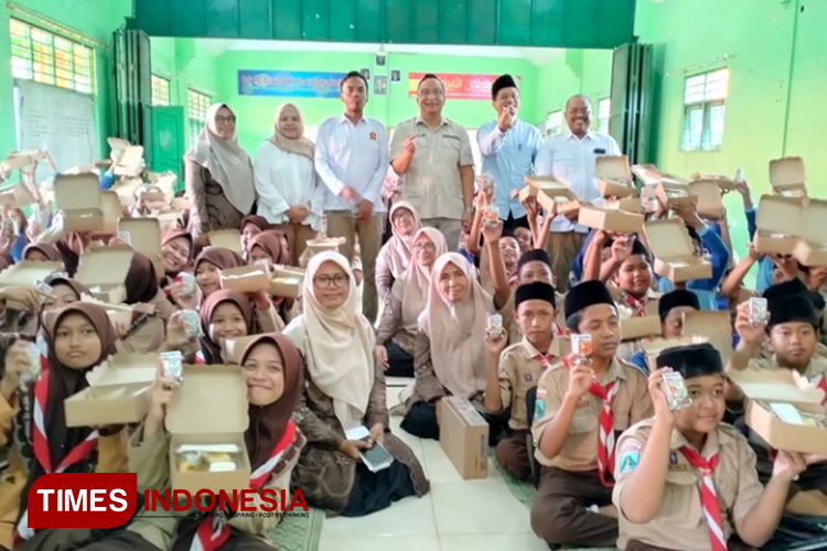 Implementasi program Makan Bergizi Gratis di MTs Al-Muniroh Ujungpangkah, Kabupaten Gresik. (Foto: Akmal/TIMES Indonesia)
