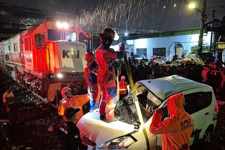 KA Commuter Line Blorasura Berhenti Mendadak akibat Mobil Halangi Perlintasan