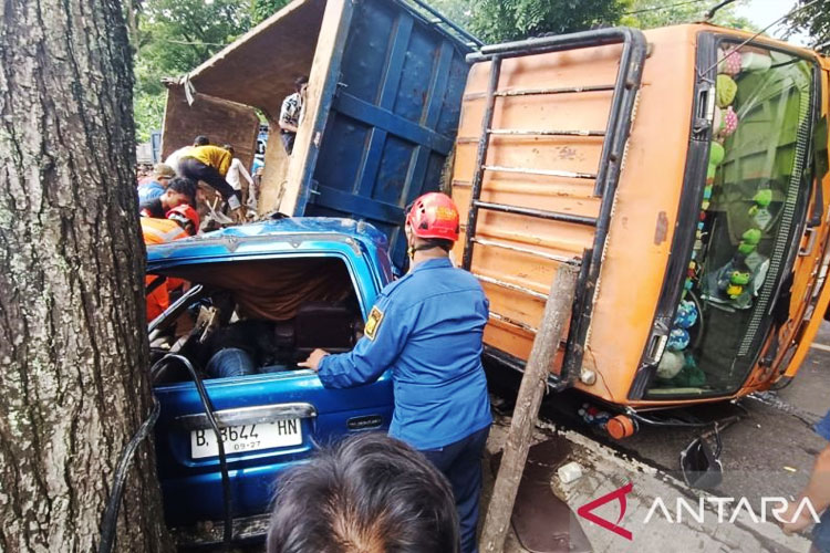 Truk Muat Sirtu Timpa Minibus di Palabuhanratu, Empat Tewas