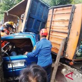 Truk Muat Sirtu Timpa Minibus di Palabuhanratu, Empat Tewas