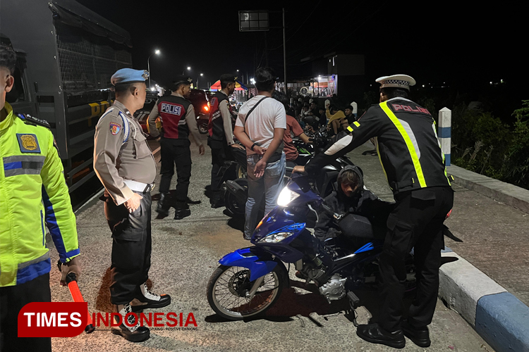 Polres Pacitan saat merazia puluhan knalpot brong di JLS, Sabtu (8/2/2025) dinihari. (FOTO: Yusuf Arifai/TIMES Indonesia)