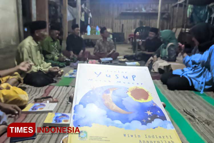 penyerahan-buku-2.jpg