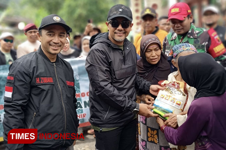 Penasehat DPC Partai Gerindra Kabupaten Probolinggo, Gus Haris didampingi Ketua DPC serahkan bantuan. (Foto: Gerindra for TIMES Indonesia)