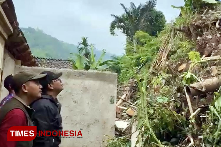 Gus Haris Susuri Tebing dan Jalan Setapak Demi Warga Korban Longsor