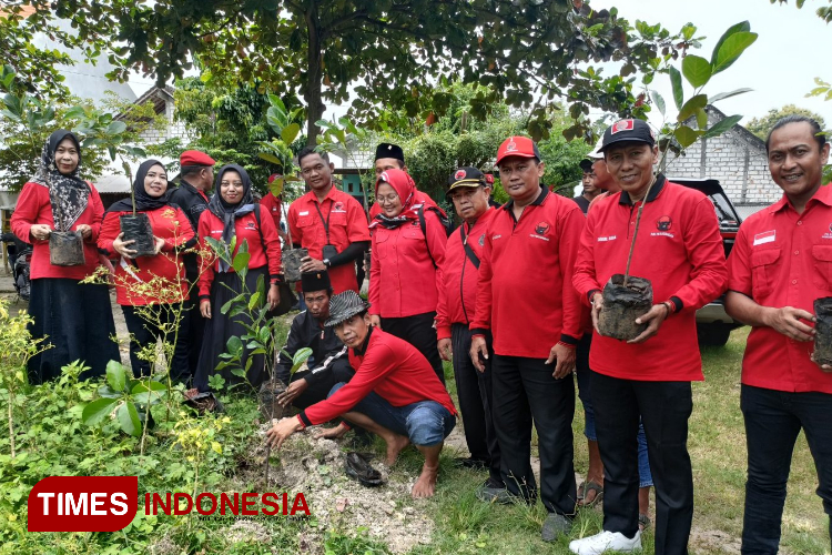 Rayakan HUT ke-52, DPC PDIP Lamongan Tanam Pohon dan Tabur Benih Ikan di Sendang Sreto