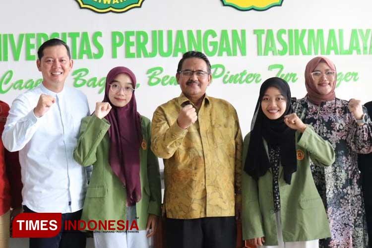 Dua mahasiswi Unper Tasikmalaya saat berfoto dengan Rektor (tengah) dan wakil rektor (kanan berkemeja putih) beberapa hari yang lalu, (FOTO: Harniwan Obech/TIMES Indonesia)