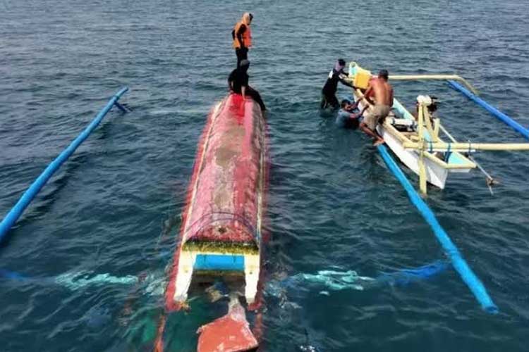 Ilustrasi perahu terbalik.