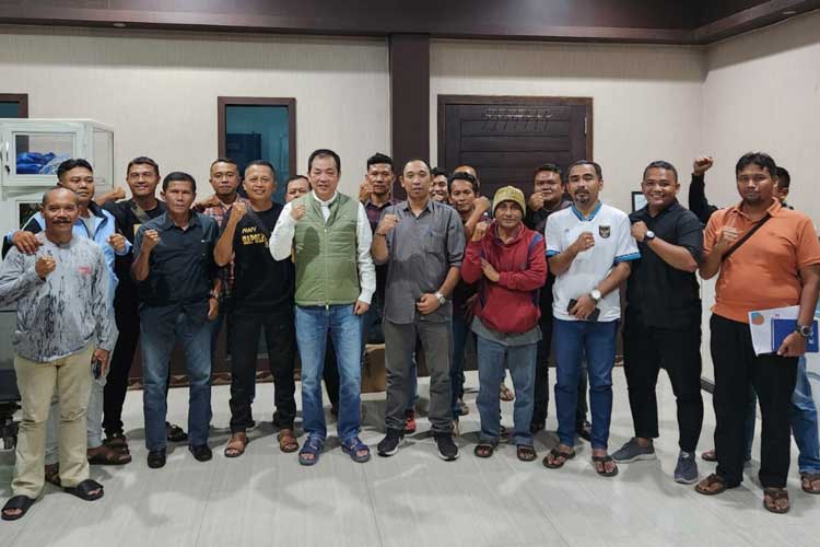 17 pemilik hak pilih atau voters Kongres ASKAB PSSI Banyuwangi, ikrar mendukung Michael Edy Hariyanto, SH MH, menjadi ketua. (Foto : Dokumentasi TIMES Indonesia)