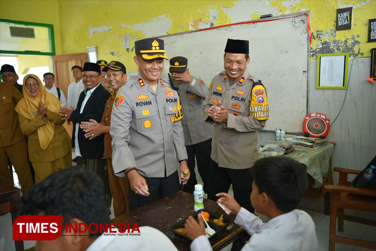 Uji Coba Makan Bergizi Gratis di Gresik, Menu Bervariasi Ada Ayam Hingga Ikan