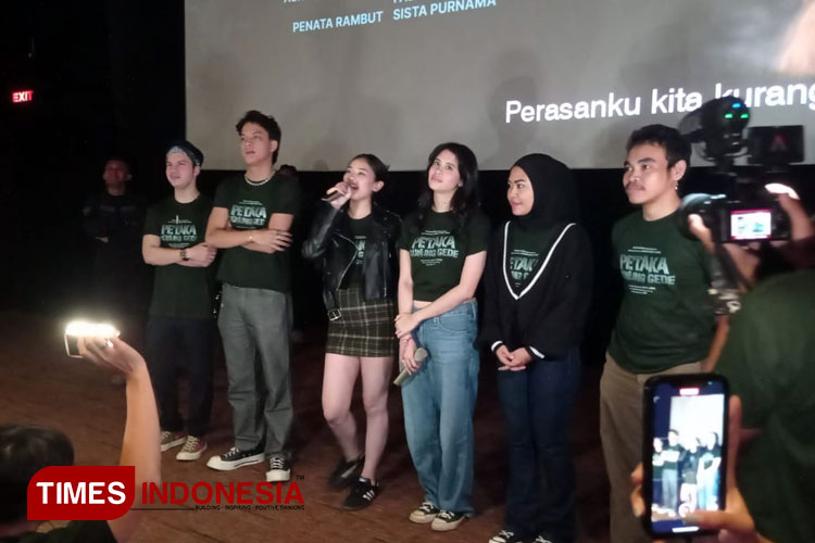 Adzna dan Arla, tokoh utama dalam film Petaka Gunung Gede saat melakukan jumpa fans di Bioskop Royal Plaza Surabaya, Senin (10/2/2025).(Foto: Hamida Soetadji/TIMES Indonesia)