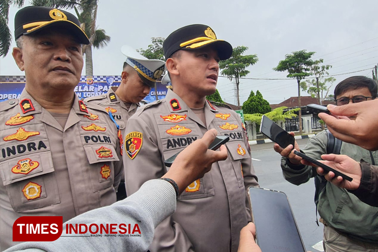 Wakapolres Cimahi Kompol Andry Fran Ferdyawan saat Conference Press terkait gelar operasi razia keselamatan Lodaya 2025 di Mapolres Cimahi. (Foto: Deni Supriatna /TIMES Indonesia)