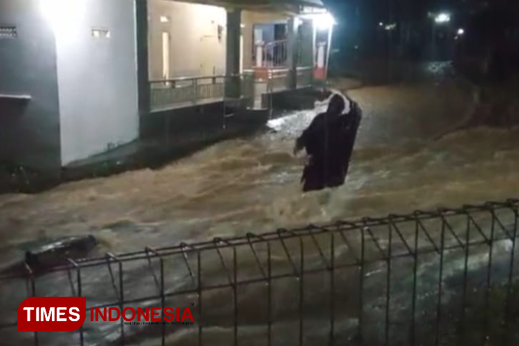 Banjir Terjang Desa Cisetu Majalengka, Rumah Warga Terendam Air Hingga Satu Meter