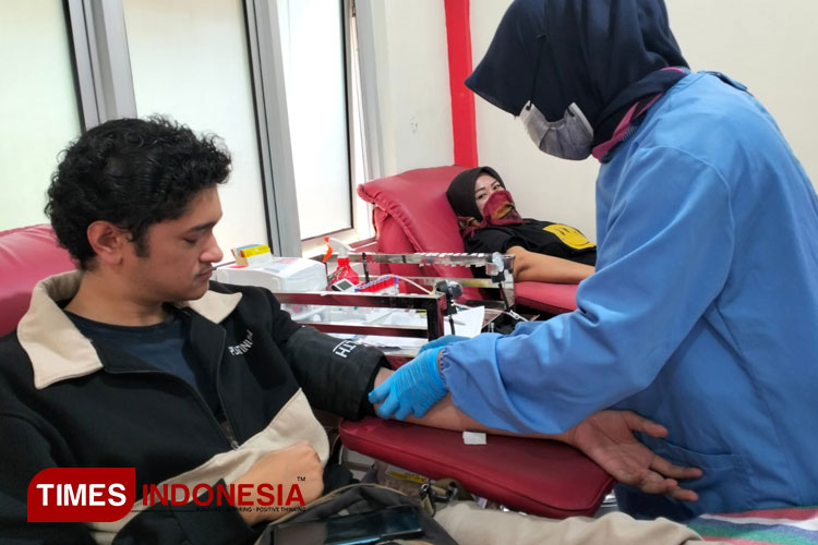 Emma (berkerudung hitam) petugas UTD PMI Kota Tasikmalaya saat akan mengambil darah dari pendonor di Gedung UTD PMI Kota Tasikmalaya, Senin (10/2) 2025) (FOTO: Harniwan Obech/TIMES Indonesia)