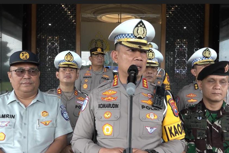 Dirlantas Polda Jatim Kombes Pol Komarudin memberikan keterangan mengenai Operasi Keselamatan Semeru Tahun 2025. (Dok.Humas Polda Jatim)