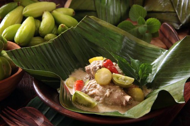 Makanan Trasional Nusantara yang Dibungkus Daun Pisang