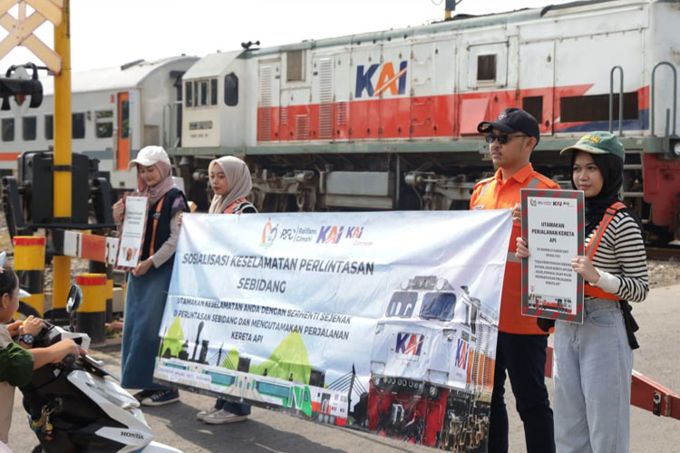 KAI Daop 2 Bandung sosialisasikan bahaya beraktivitas di jalur rel. (FOTO: Istimewa)