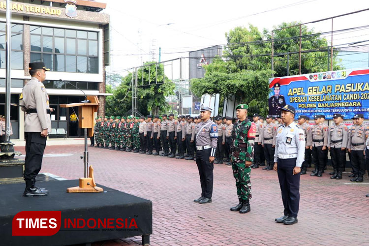 Kapolres Banjarnegara saat memimpin gelar operasi Keselamatan Lalu Lintas Candi 2025. (FOTO: Humas Polres For TIMES Indonesia)