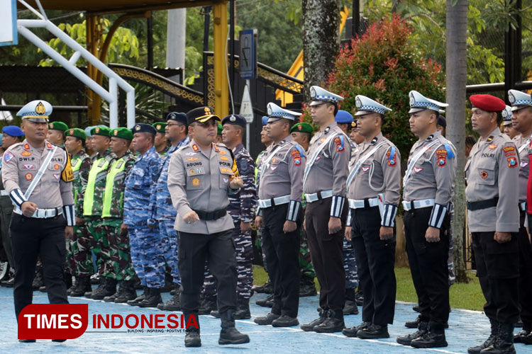 Kapolres Pacitan, AKBP Agung Nugroho saat memimpin apel operasi keselamatan lalu lintas. (FOTO: Yusuf Arifai/TIMES Indonesia)