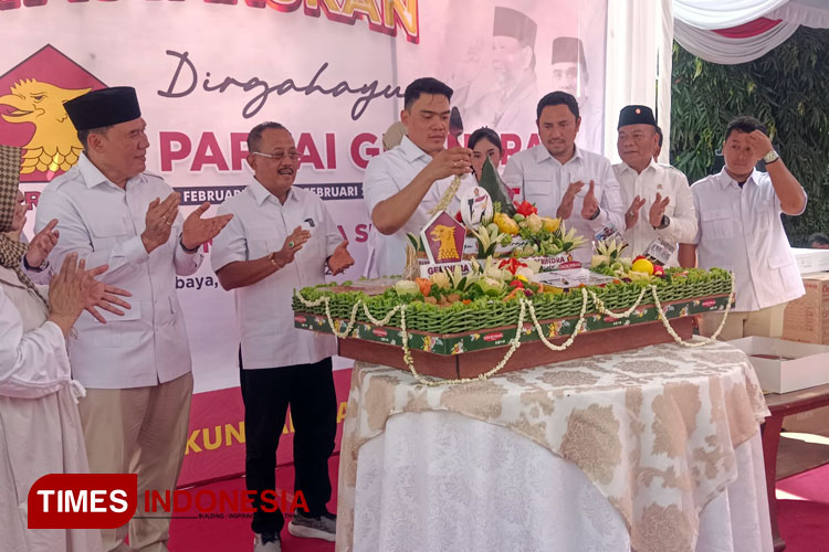 Ketua DPC Gerindra Surabaya Cahyo Harjo Prakoso bersama Wakil Wali Kota Surabaya Armuji dan Bambang Haryo saat pemotongan tumpeng HUT ke-17 Gerindra, Senin (10/2/2025). (Foto: Lely Yuana/TIMES Indonesia)