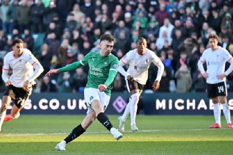 Ryan Hardie melesakan tendangan dari titik putih yang membawa Plymouth Argyle menyingkirkan Liverpool dalam pertandingan FA Cup di Stadion Home Park, Plymouth, Minggu (9/2/2025) malam WIB. Foto: Mirror