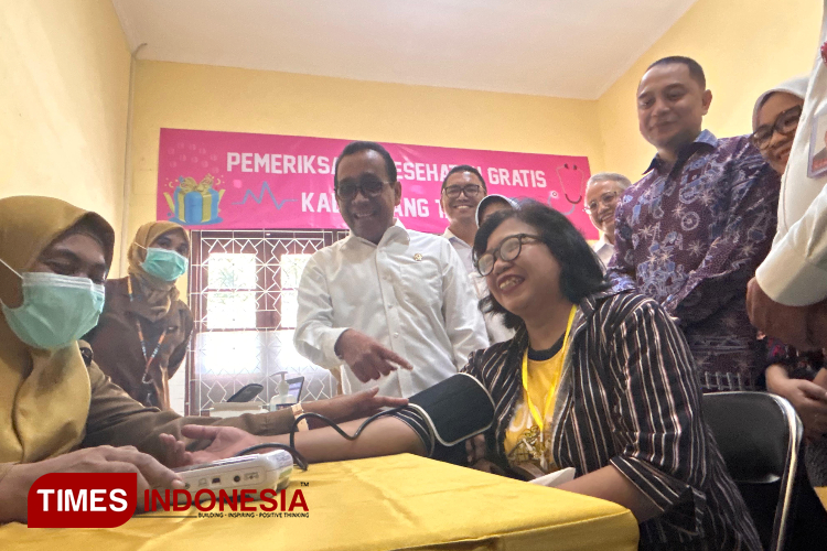 Menko PMK Pratikno bersama pihak Kemenkes melihat langsung proses PKG di Puskesmas Jagir Surabaya. PKG ini ditujukan bagi warga yang berulang tahun, Senin (10/2/2025).(Foto: Lely Yuana/TIMES Indonesia)