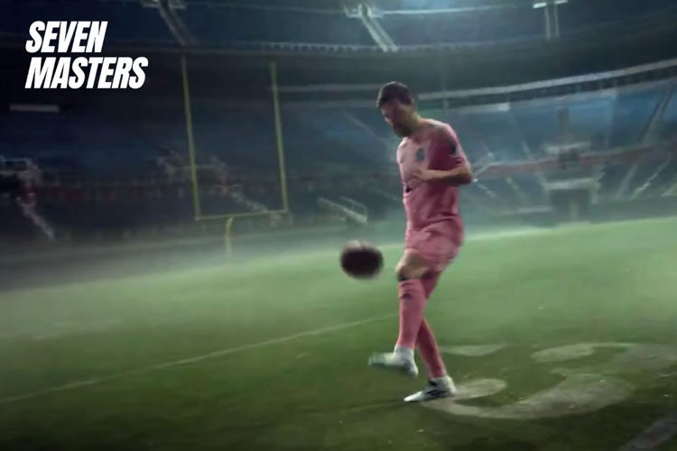 Lionel Messi Pamer Skill Juggling dengan Bola American Football