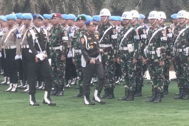 Panglima TNI Jenderal TNI Agus Subiyanto memeriksa pasukan dalam upacara Penegakan dan Ketertiban dan Operasi Yustisi Polisi Militer di Mabes TNI, Cilangkap, Jakarta Timur, Senin (10/2/2025). (FOTO: ANTARA/Walda Marison)