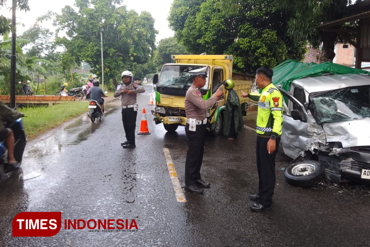 Hindari Motor yang Berhenti Mendadak, Truk Malah Tabrak Mobil di Pacitan