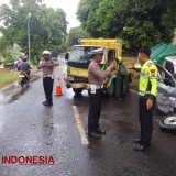 Hindari Motor yang Berhenti Mendadak, Truk Malah Tabrak Mobil di Pacitan