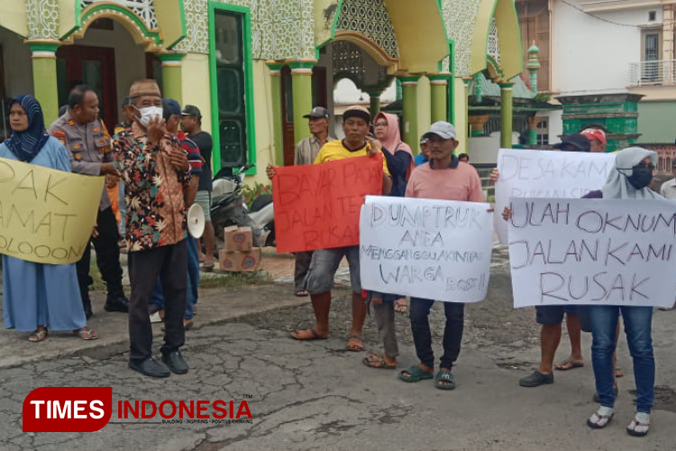 Ancam Keselamatan, Warga Dalegan Gresik Demo Aktivitas Dump Truck