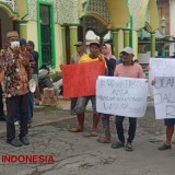 Ancam Keselamatan, Warga Dalegan Gresik Demo Aktivitas Dump Truck