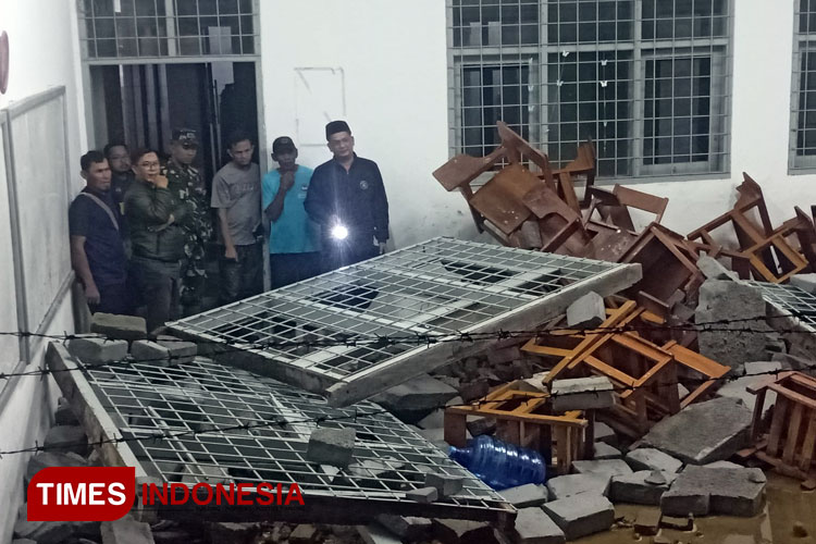 Diterjang Banjir Kiriman, Dinding di Tiga Ruang Kelas MAN 2 Majalengka Jebol